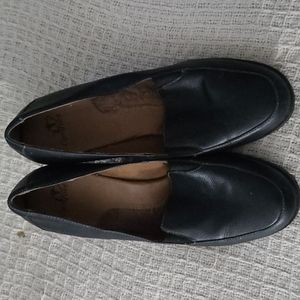 I love comfort shoes, size 10, black